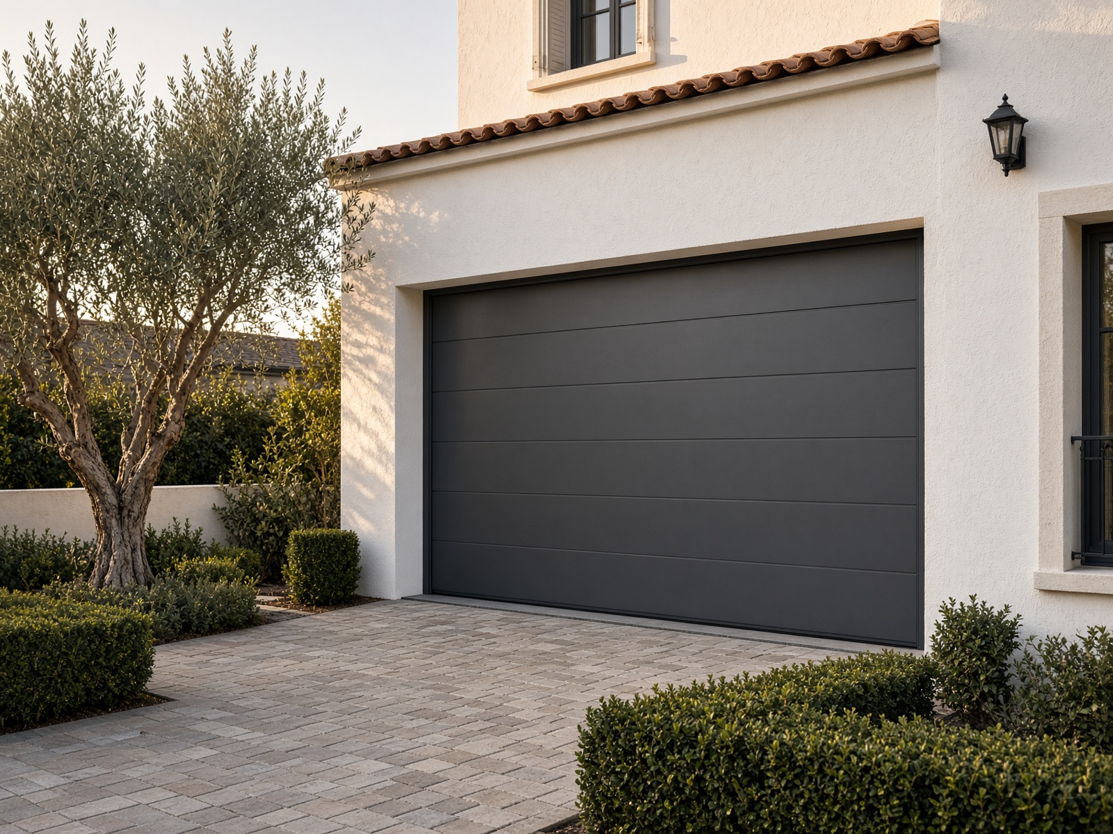 Porte de garage sectionnelle anthracite sur une villa contemporaine