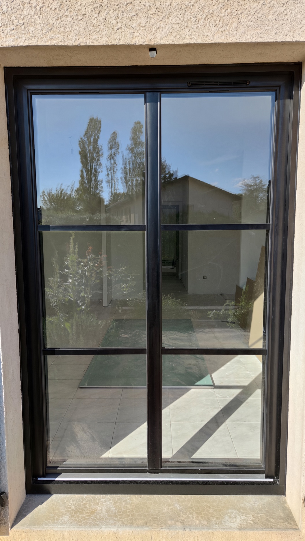 Grande fenêtre aluminium noir à petits bois