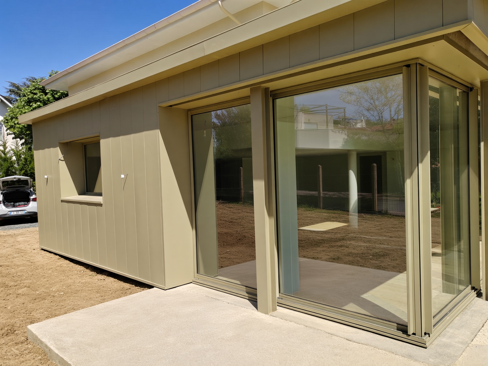 Façade d’angle vitrée aluminium, bardage assorti