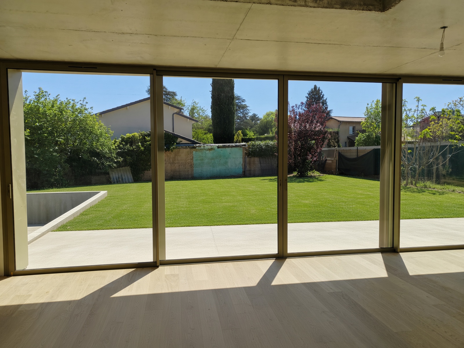 Grande baie coulissante aluminium ouvrant sur le jardin