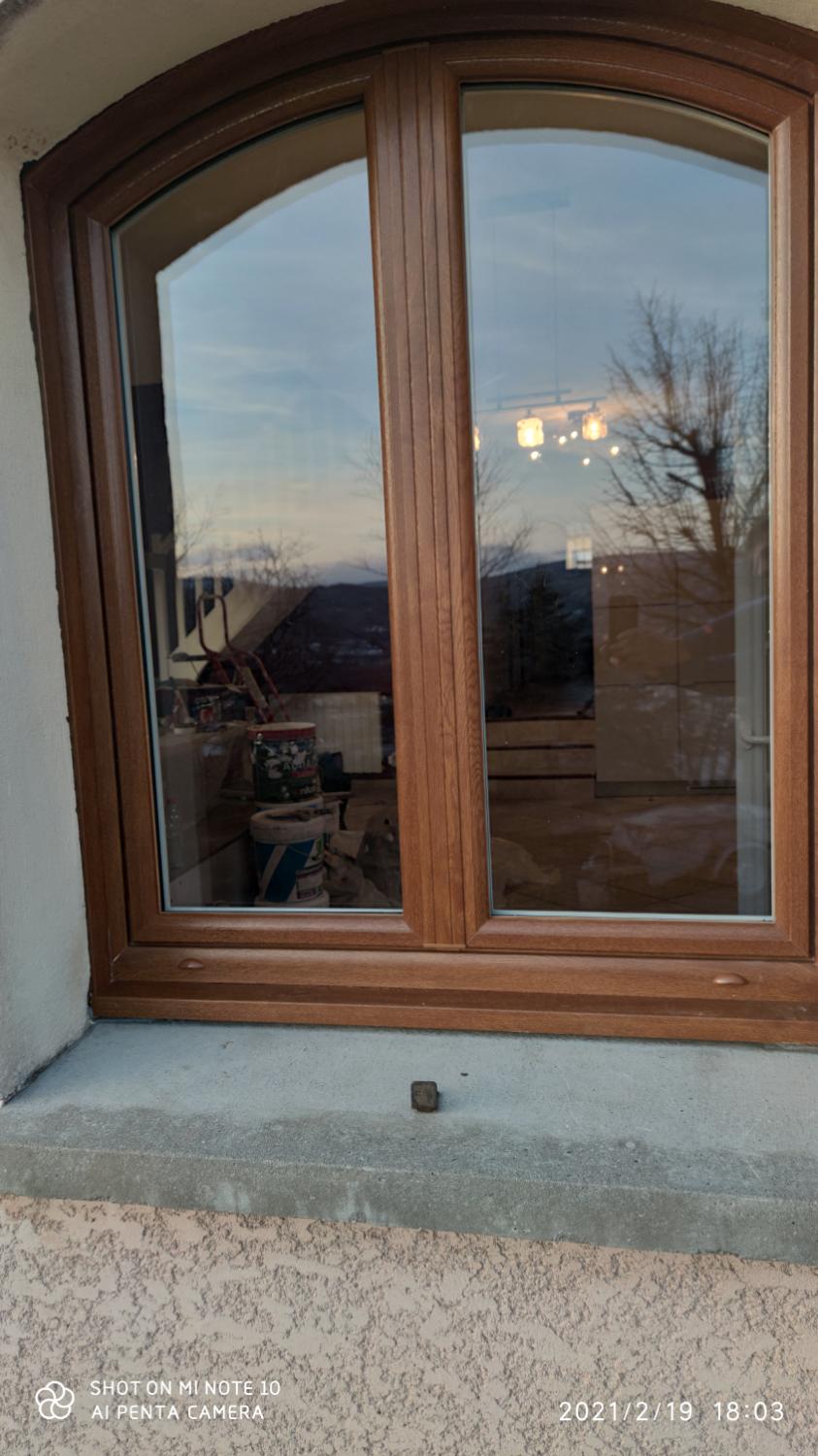 Fenêtre cintrée aspect bois sur appui béton