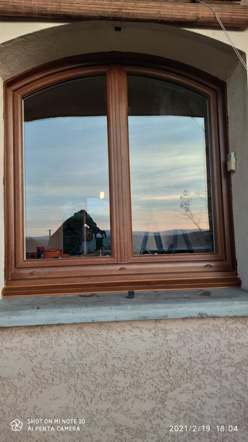 Fenêtre cintrée aspect bois, store bambou au-dessus