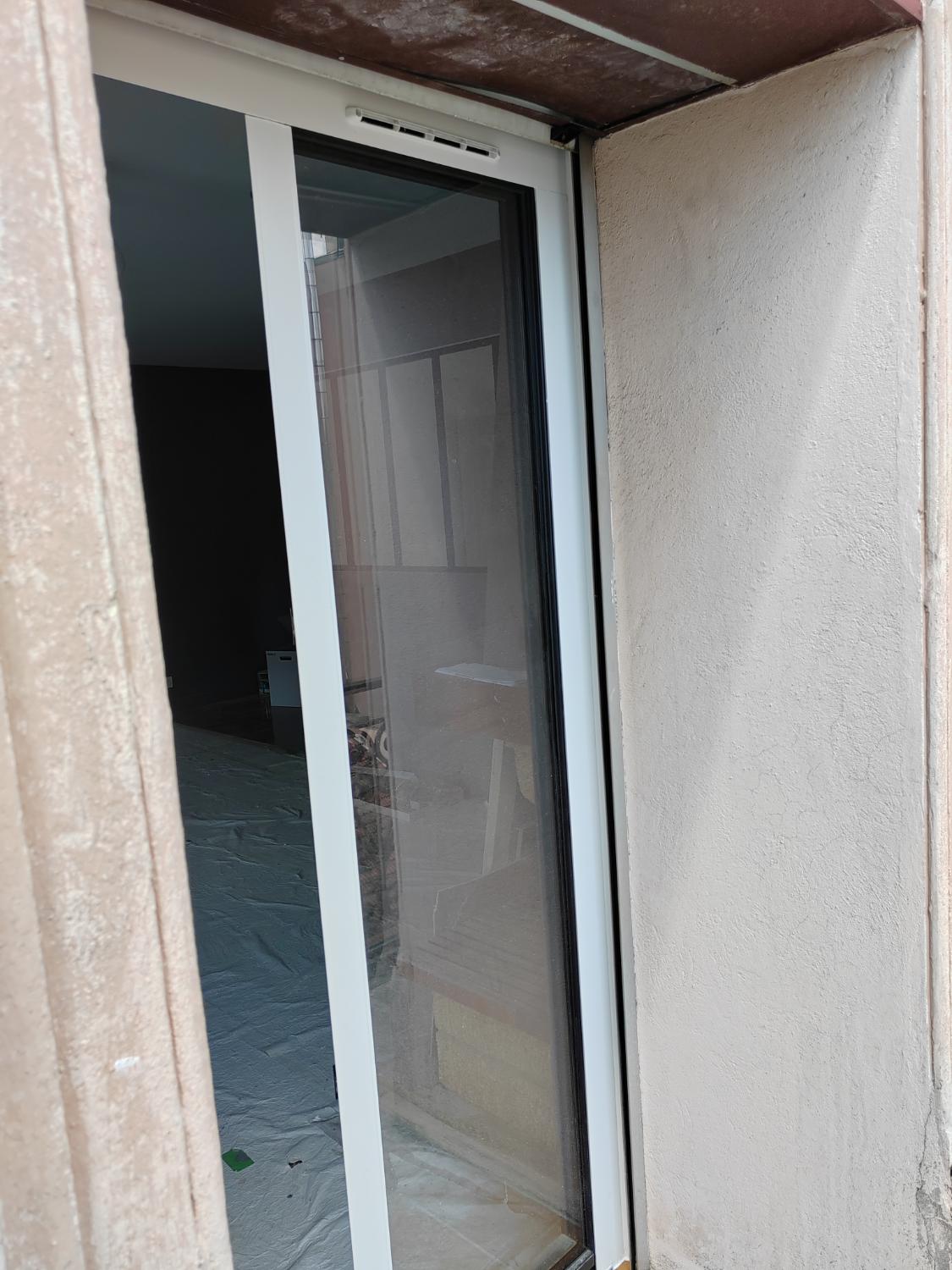 Coulissant blanc ouvert en cours de pose