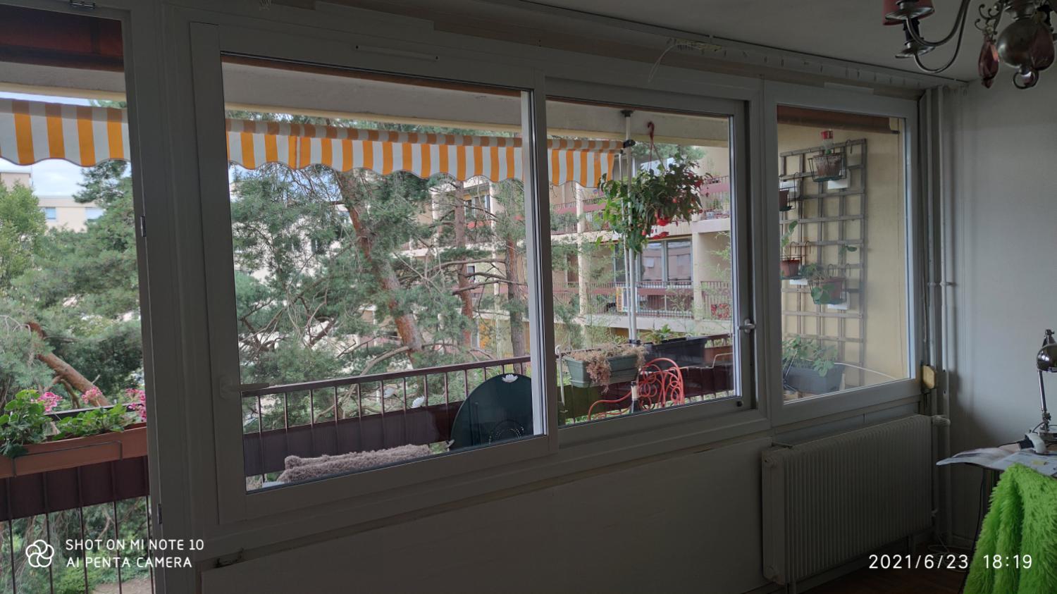 Baies blanches d’une loggia vues du séjour