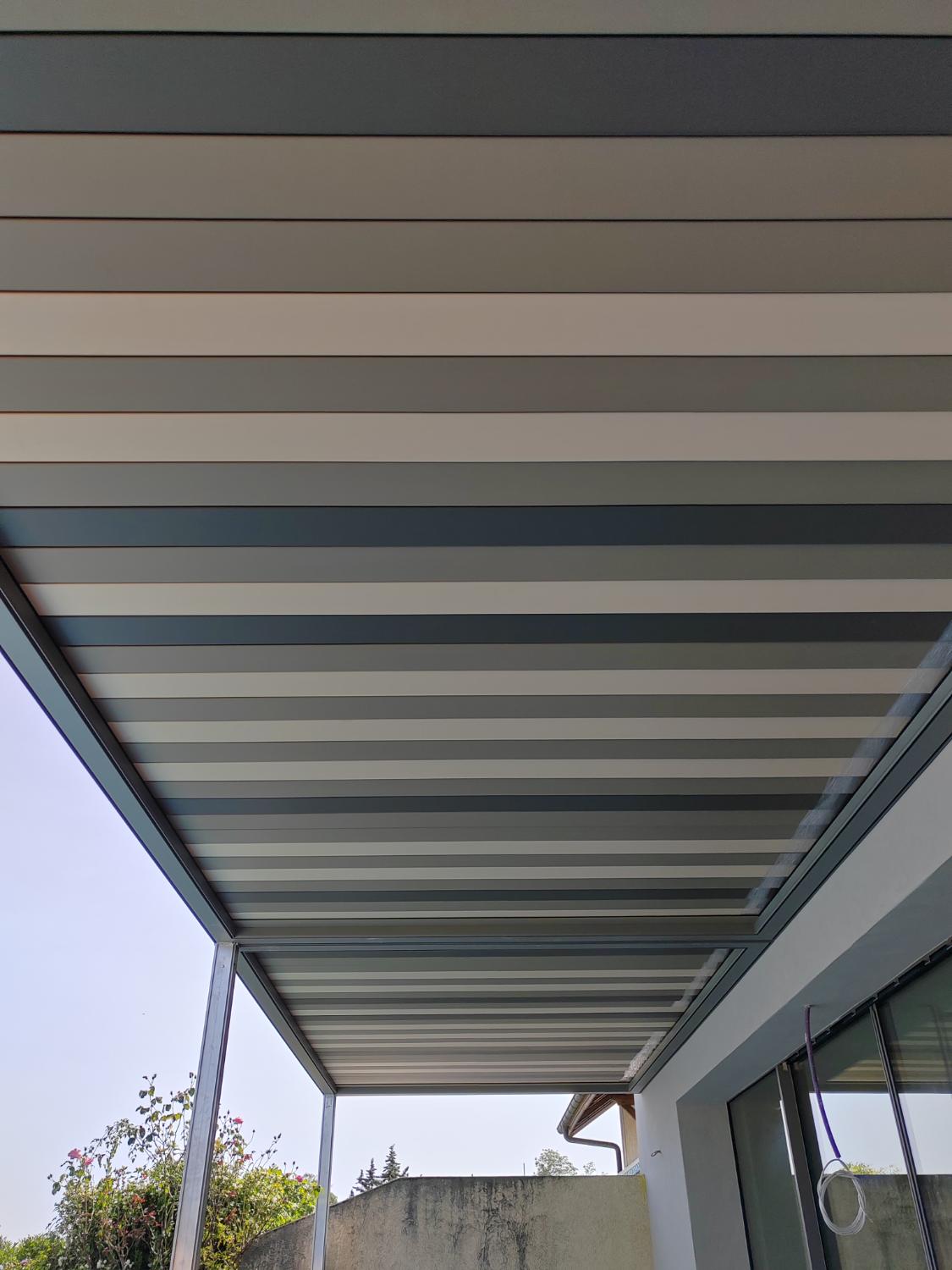 Lames de pergola bioclimatique vues du dessous