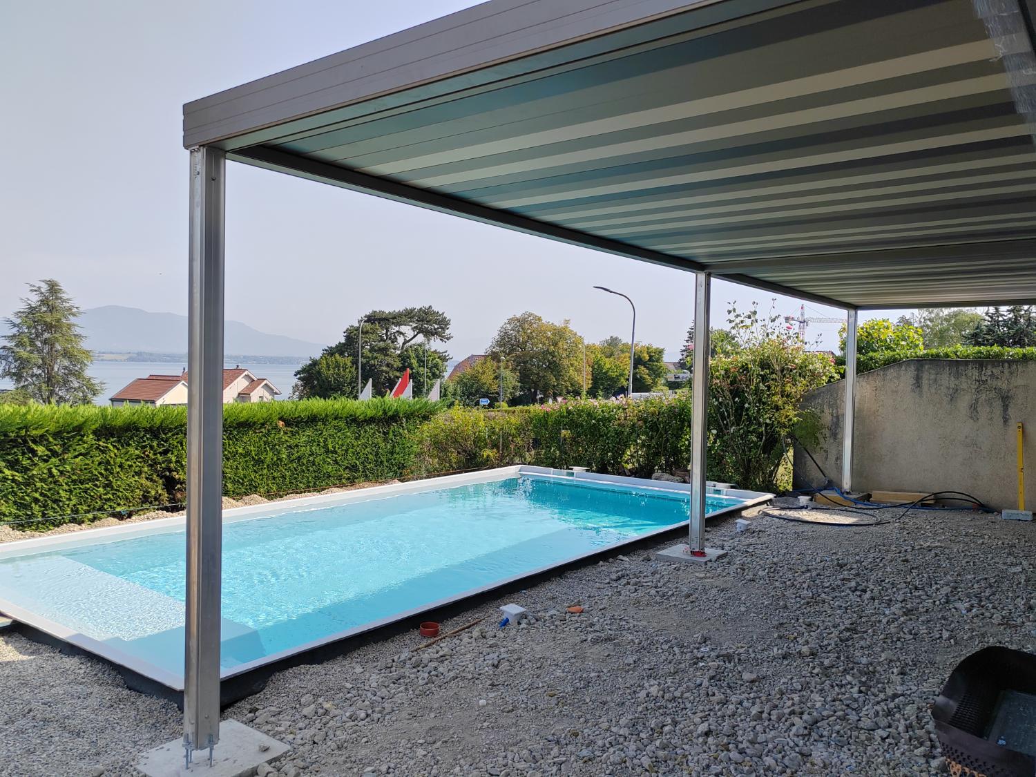 Pergola aluminium au-dessus d’une piscine, vue sur le lac