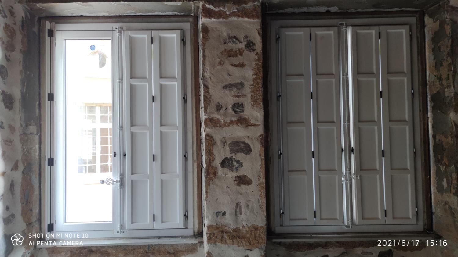 Persiennes intérieures blanches dans un mur en pierre