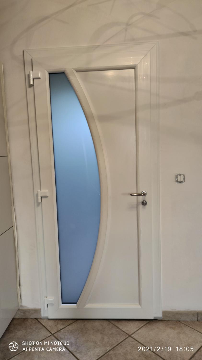 Porte blanche avec vitrage dépoli en vague