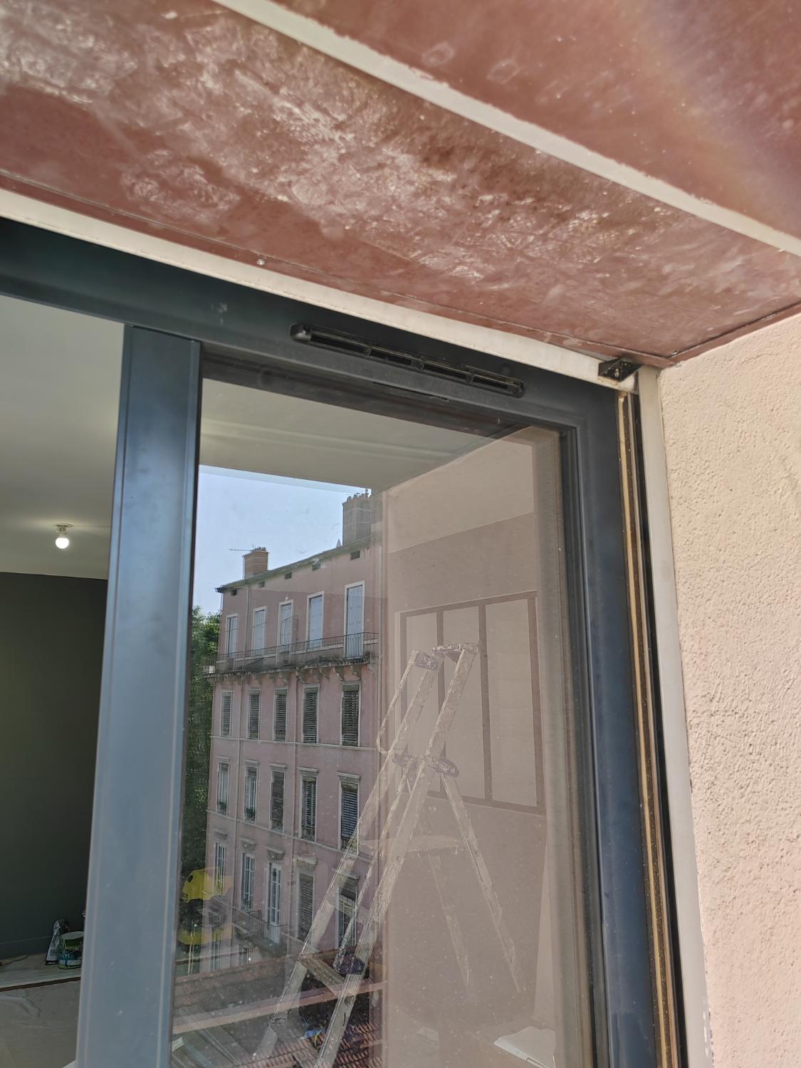 Tête de coulissant avec entrée d’air, pose en étage