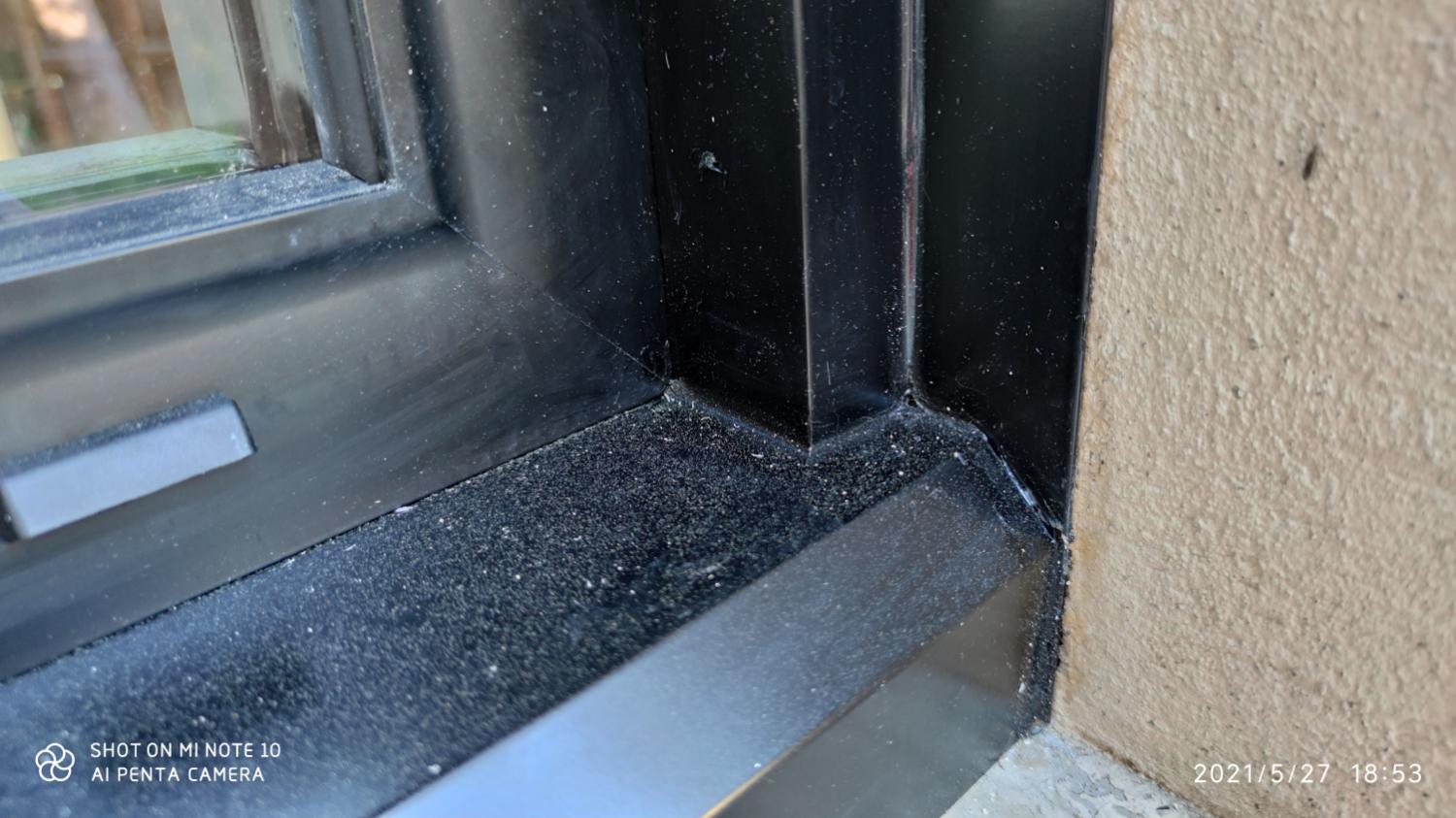 Appui d’une fenêtre aluminium noire, joint en angle