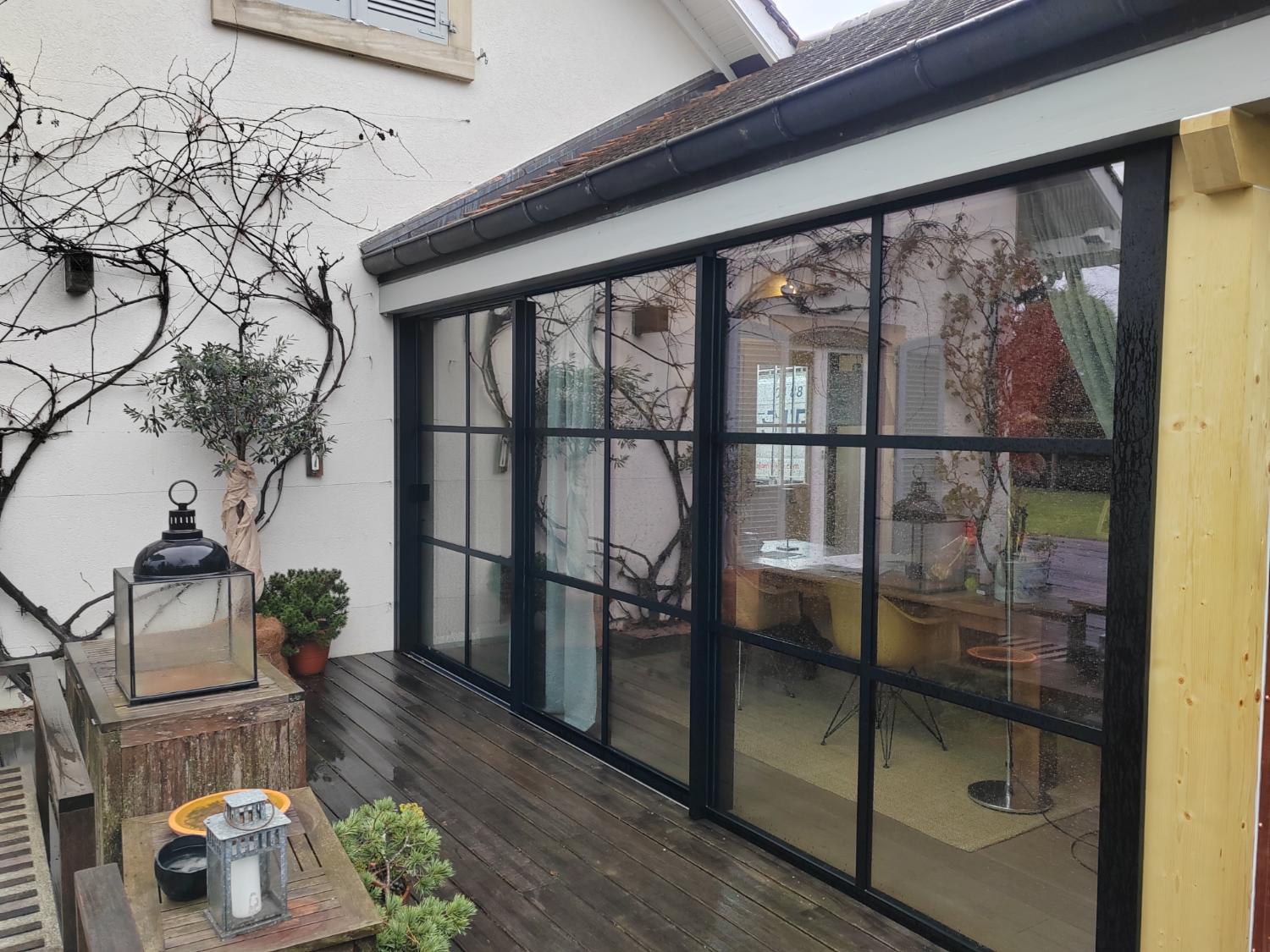 Baie vitrée style atelier posée sur une terrasse